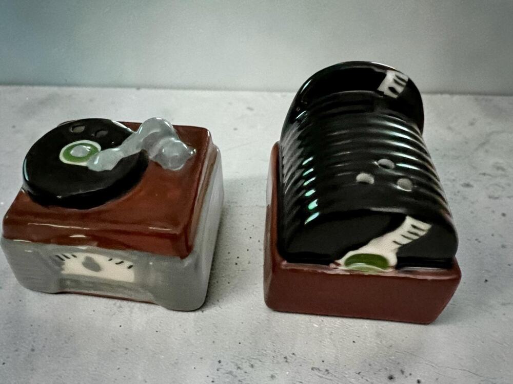 Cracker Barrel Record Player & Vinyl Records Salt And Pepper Shaker 2026 New